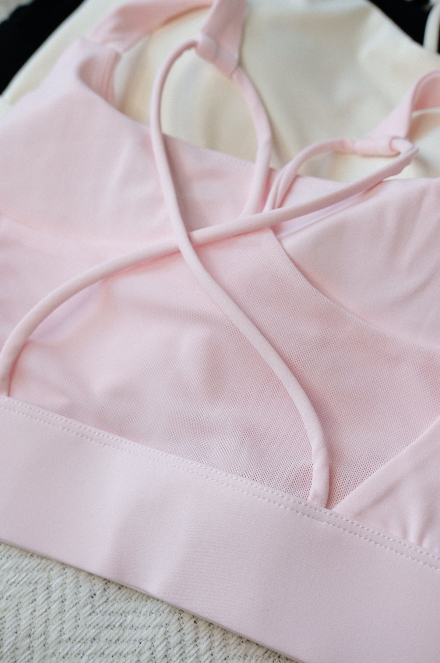 Mesh cross-back fixed padded top