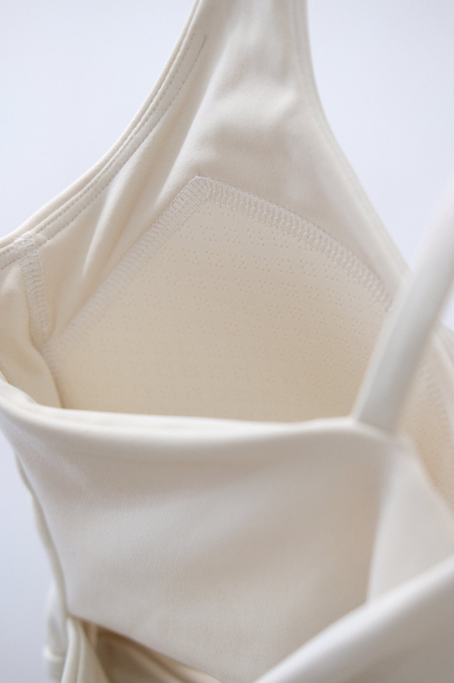 Airy X-back Fixed Padded Top